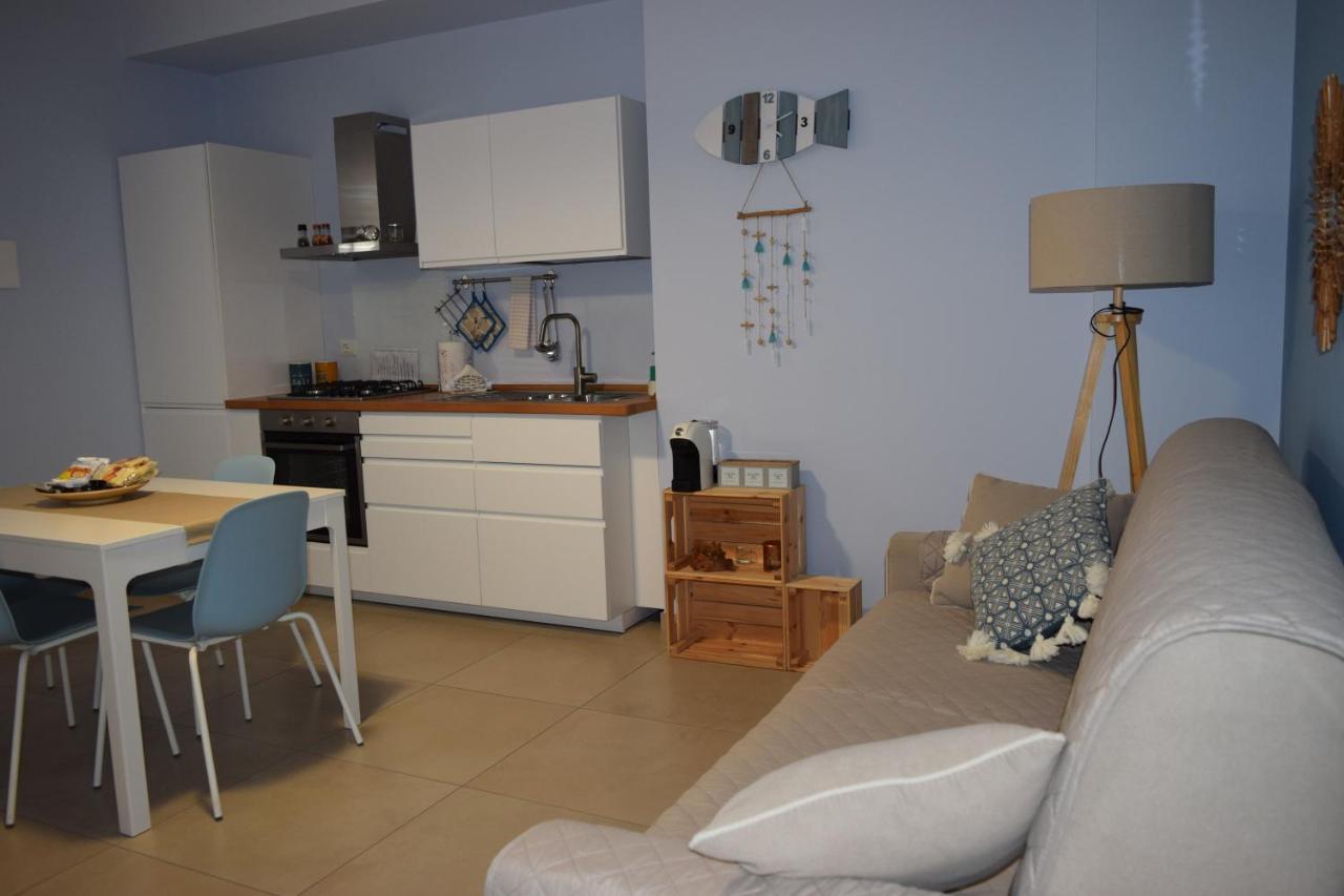 Casa Vacanze Lombardo ซานตาเทเรซา ดี รีวา ภายนอก รูปภาพ
