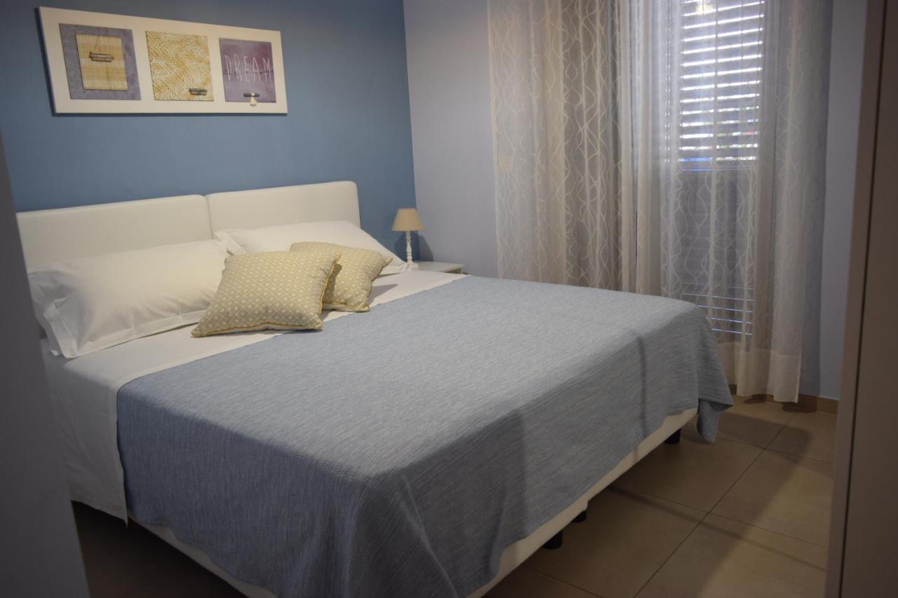 Casa Vacanze Lombardo ซานตาเทเรซา ดี รีวา ภายนอก รูปภาพ