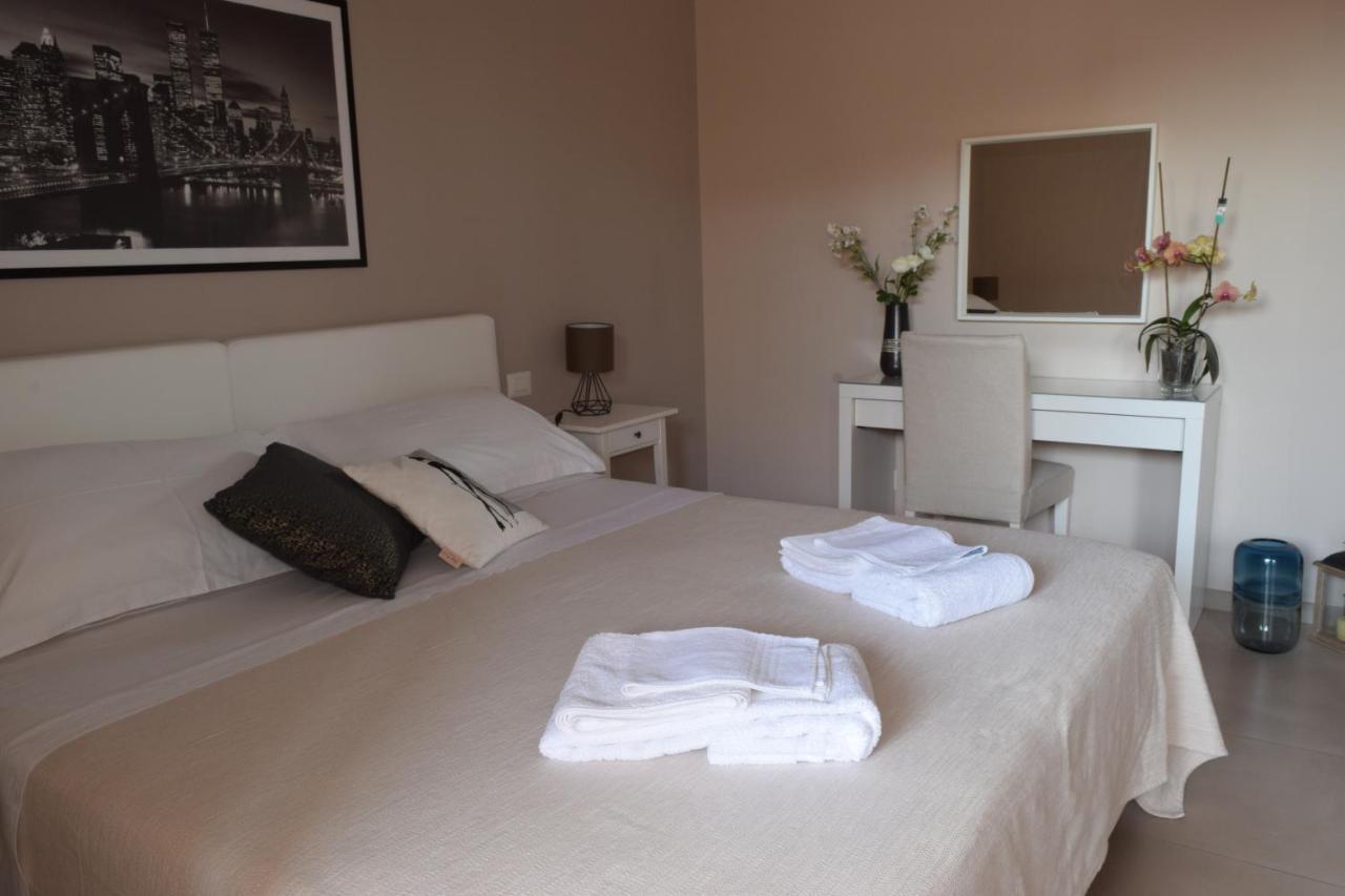 Casa Vacanze Lombardo ซานตาเทเรซา ดี รีวา ภายนอก รูปภาพ