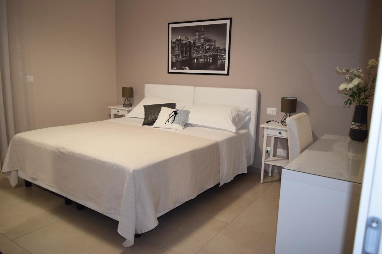 Casa Vacanze Lombardo ซานตาเทเรซา ดี รีวา ภายนอก รูปภาพ