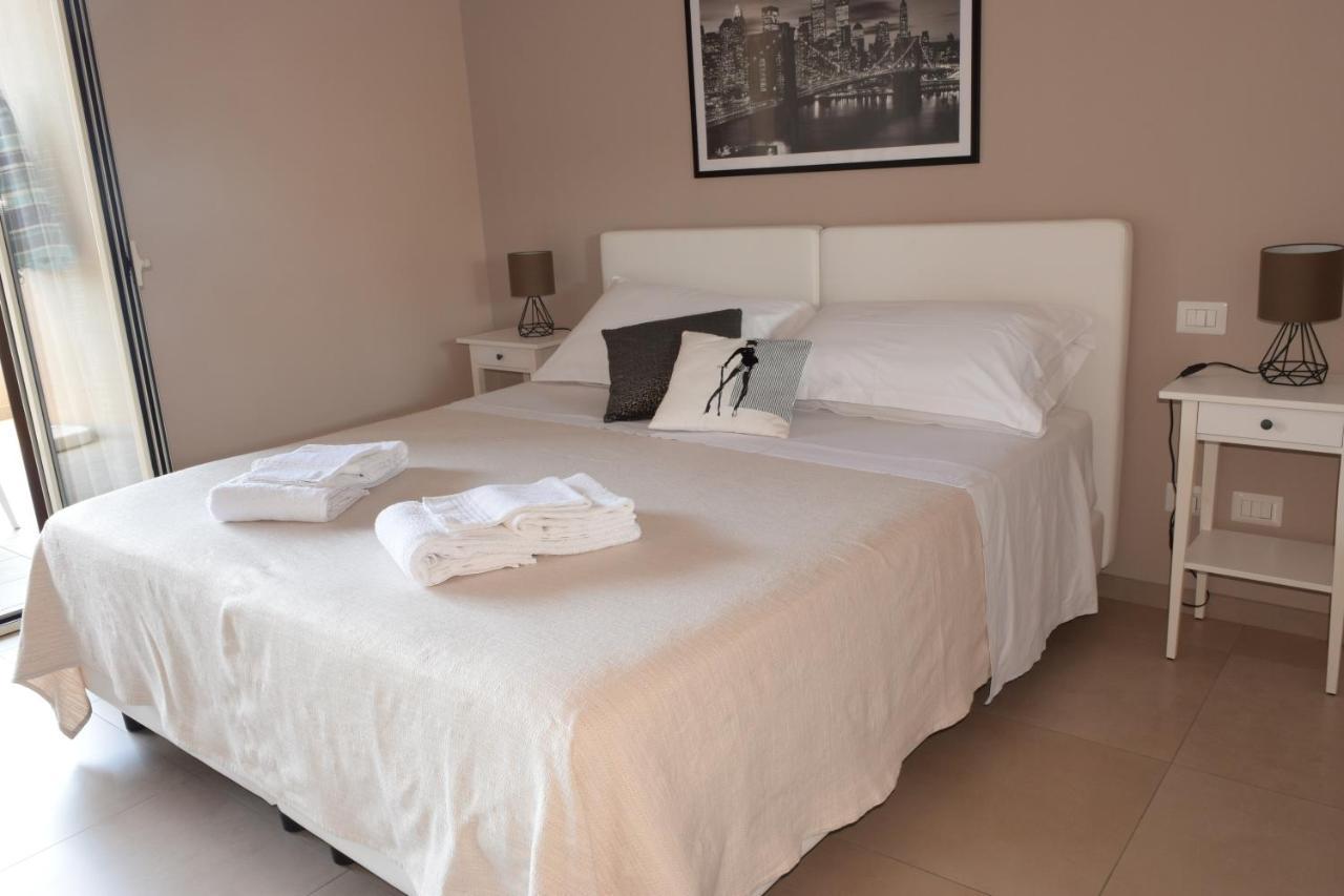 Casa Vacanze Lombardo ซานตาเทเรซา ดี รีวา ภายนอก รูปภาพ