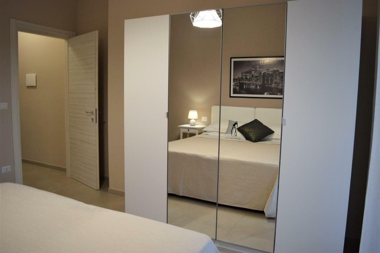 Casa Vacanze Lombardo ซานตาเทเรซา ดี รีวา ภายนอก รูปภาพ