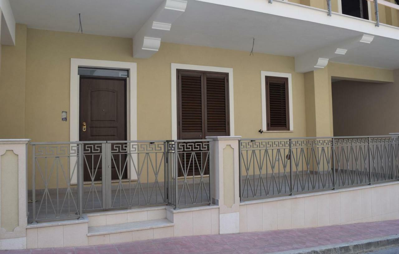 Casa Vacanze Lombardo ซานตาเทเรซา ดี รีวา ภายนอก รูปภาพ