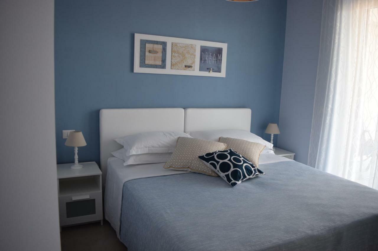 Casa Vacanze Lombardo ซานตาเทเรซา ดี รีวา ภายนอก รูปภาพ