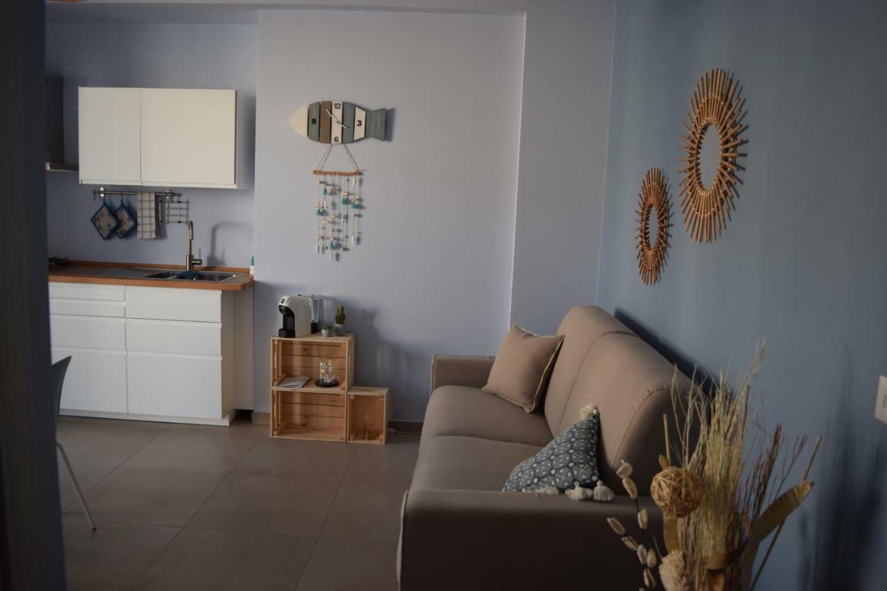 Casa Vacanze Lombardo ซานตาเทเรซา ดี รีวา ภายนอก รูปภาพ