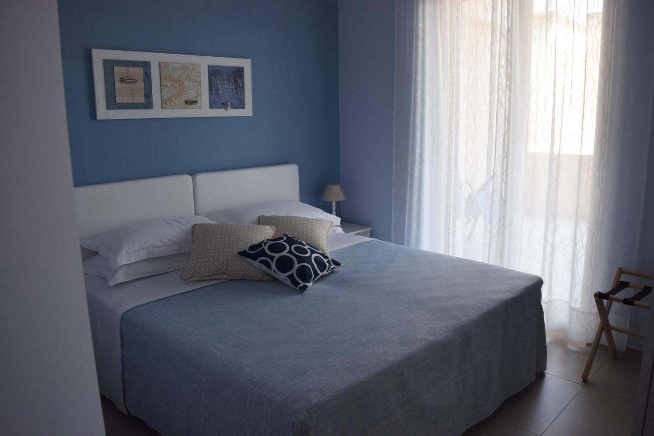 Casa Vacanze Lombardo ซานตาเทเรซา ดี รีวา ภายนอก รูปภาพ