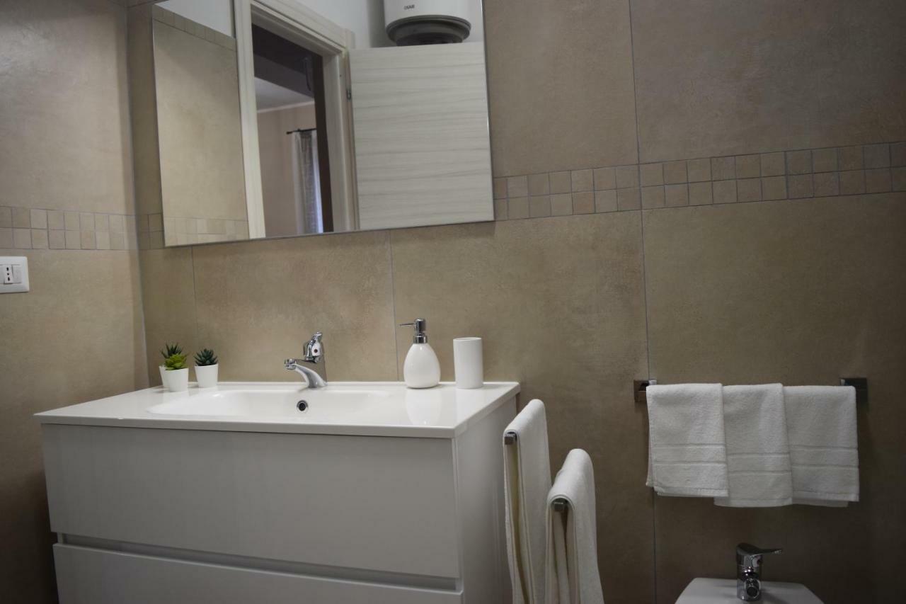 Casa Vacanze Lombardo ซานตาเทเรซา ดี รีวา ภายนอก รูปภาพ