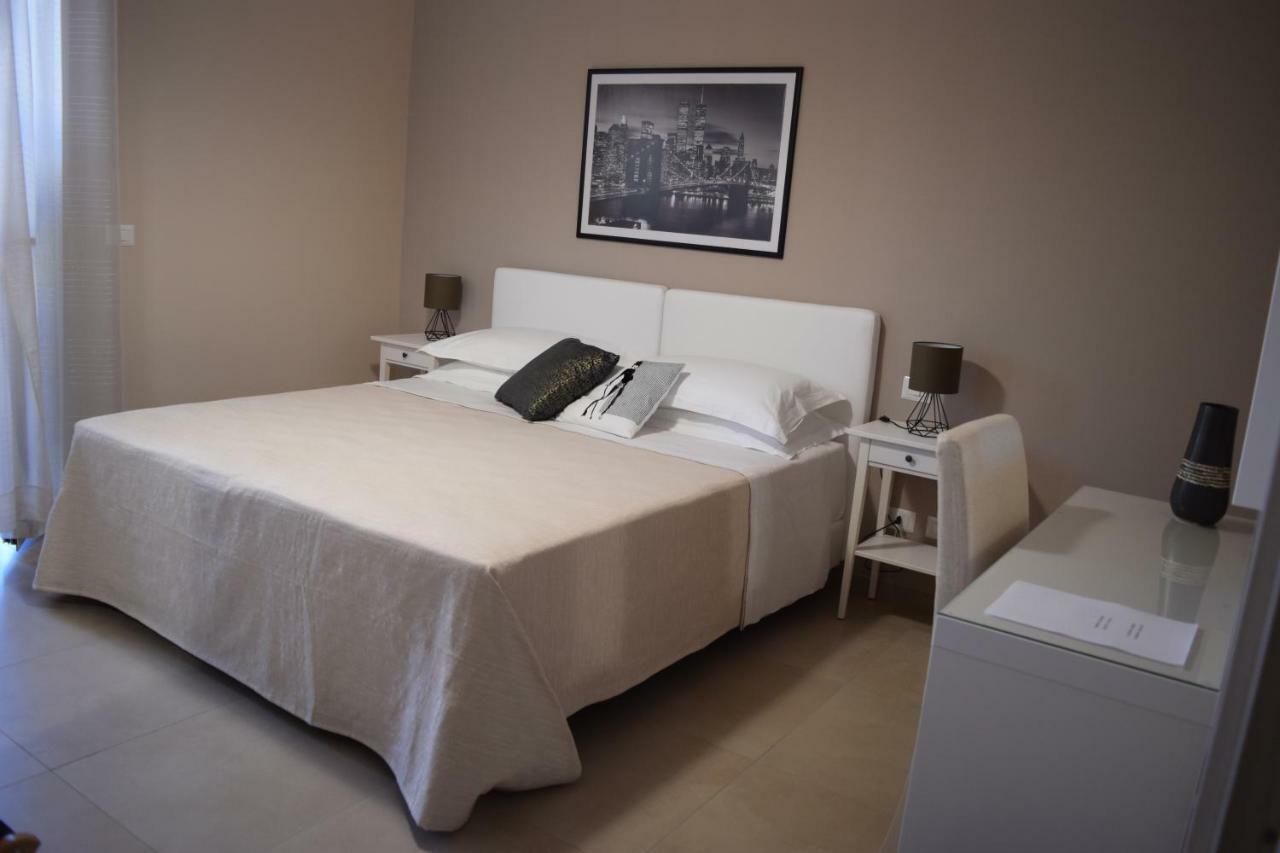 Casa Vacanze Lombardo ซานตาเทเรซา ดี รีวา ภายนอก รูปภาพ